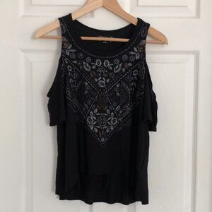 Shoulder-less black top